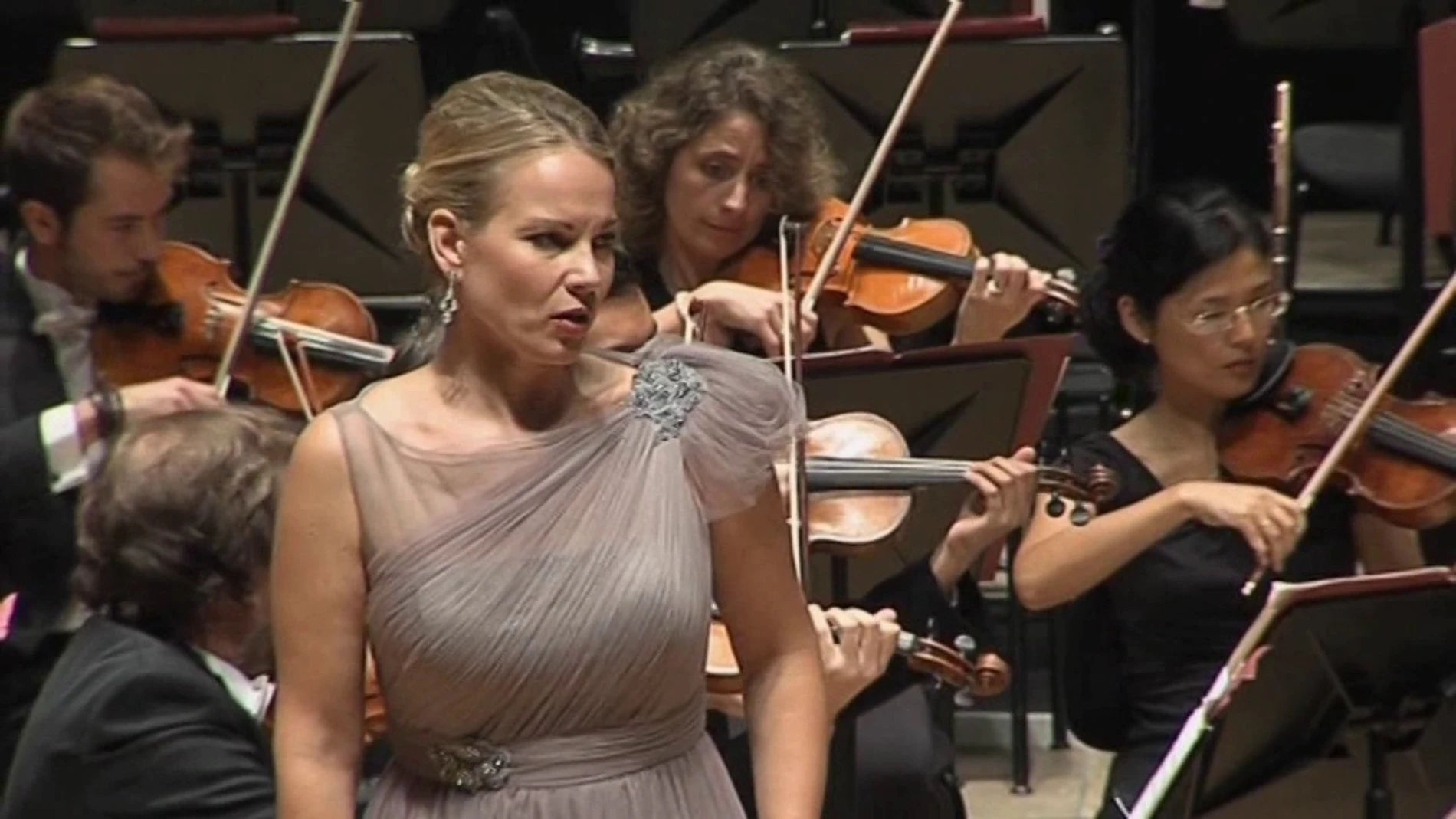 La mezzo Elina Garanca puso voz a la pieza de Mahler