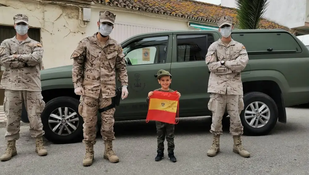 Miembros de la Armada en un pueblo de Cádiz