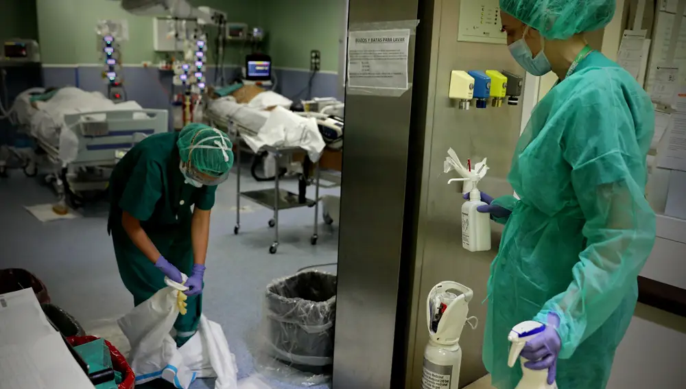Quitarse el material de protección es un descanso. Debajo, los enfermeros sudan y las gafas se clavan a la piel.