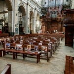 En una iglesia de Francia se han colocado fotos de los fieles