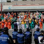 La Banda de Música de la Policía Municipal de Madrid homenajeando a los profesionales sanitarios del hospital Gregorio Marañón