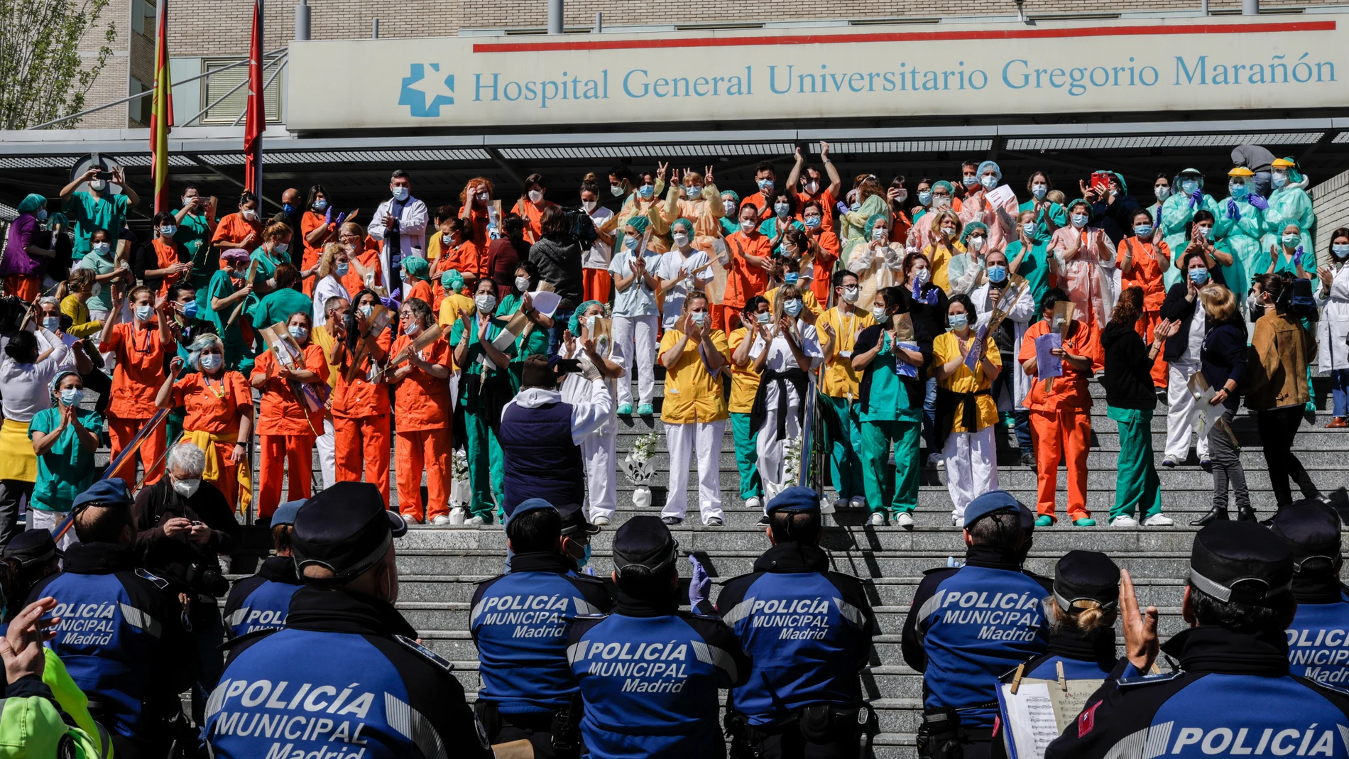 La Policía Municipal de Madrid homenajea con música al personal del Hospital Gregorio Marañón