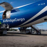 Imagen de archivo de la presidenta de la Comunidad, Isabel Díaz Ayuso, recibiendo un nuevo avión el 12 de abril de 2020
