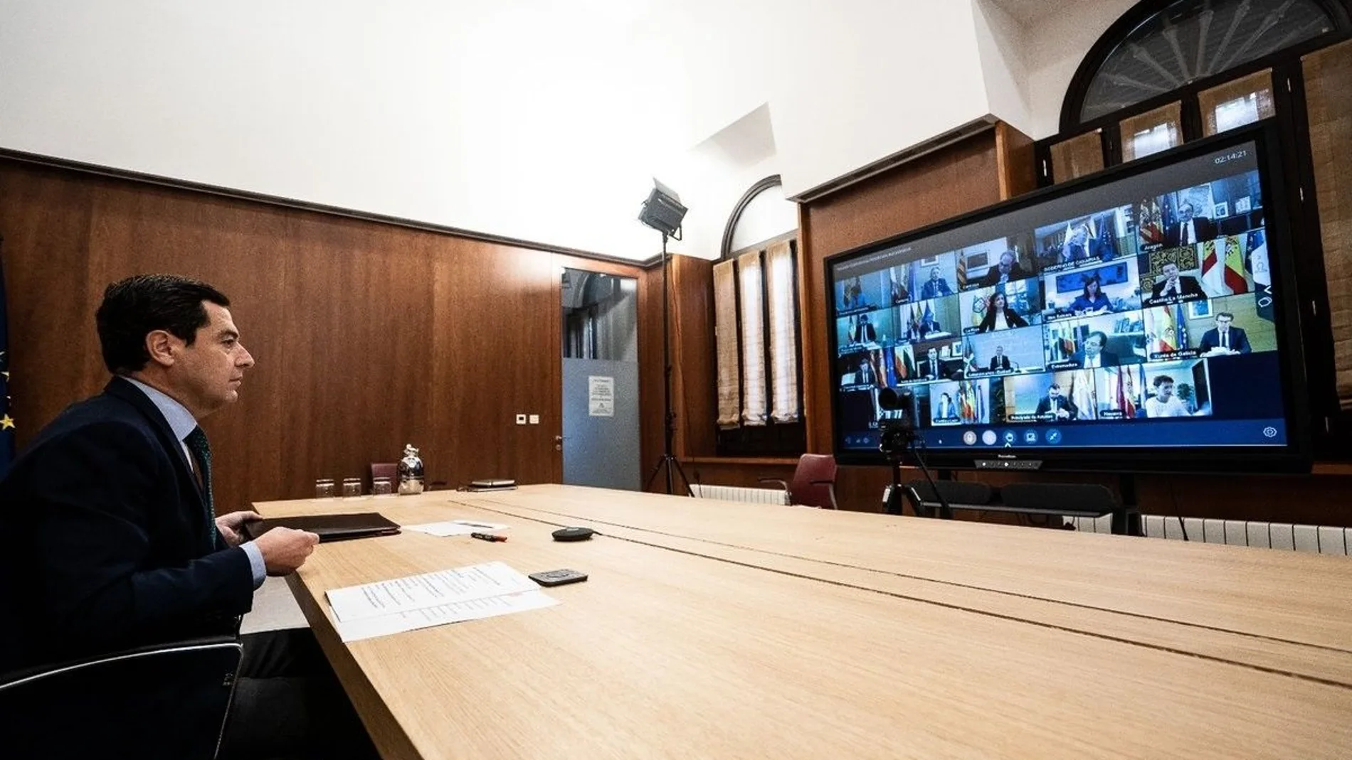 El presidente de la Junta de Andalucía, Juanma Moreno, participa en la quinta reunión telemática de la conferencia de presidentes autonómicos con el líder del Ejecutivo central, Pedro Sánchez