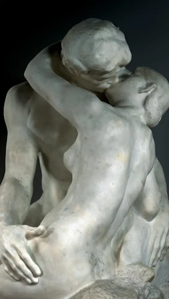 De "El beso", Auguste Rodin realizó tres versiones en mármol que están en París, Londres y Copenhague