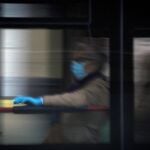 Los funcionarios que trabajan de forma presencial tendrán mascarillas y guantes