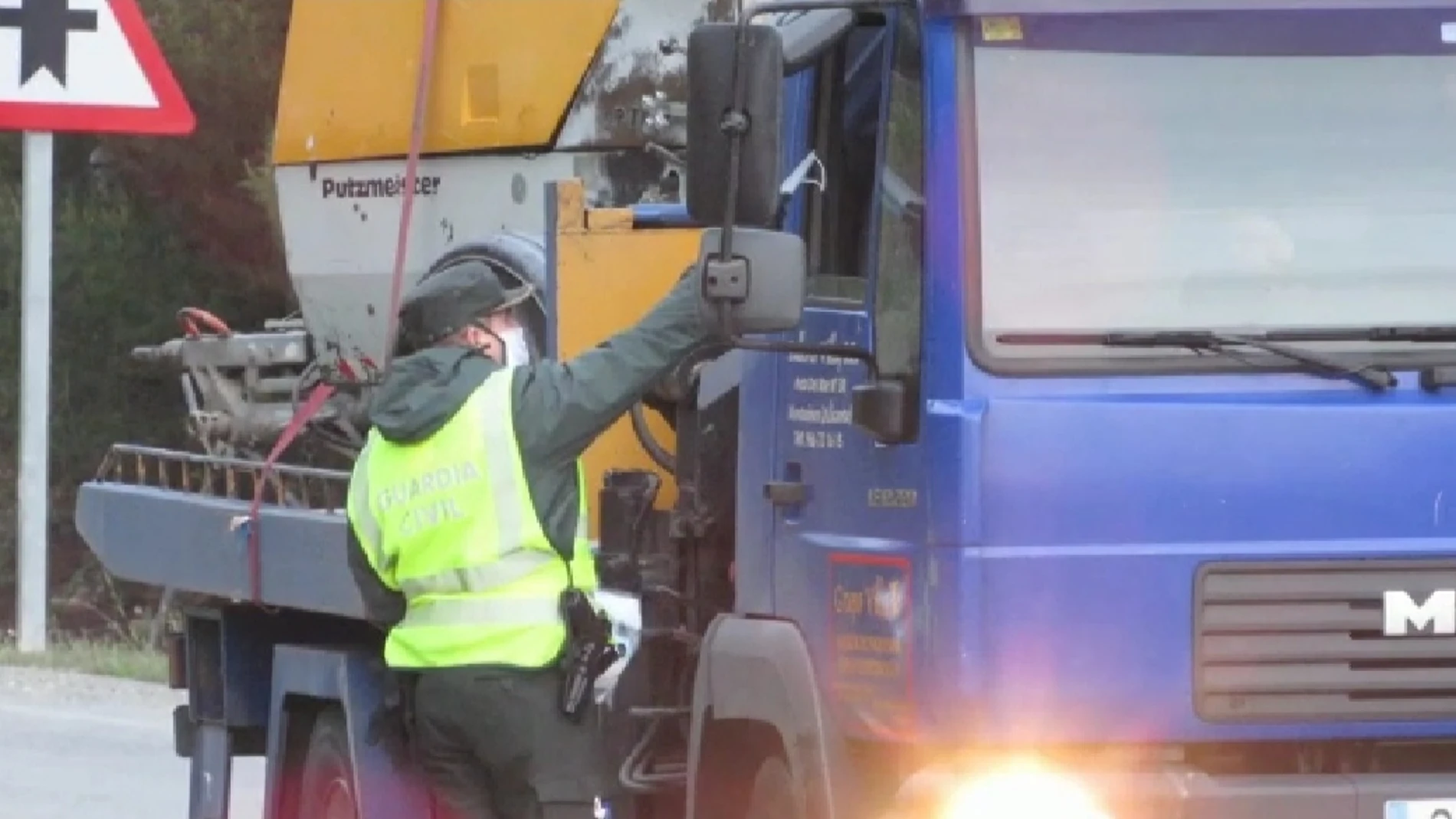 La Guardia Civil reparte mascarillas a los trabajadores de las actividades no esenciales