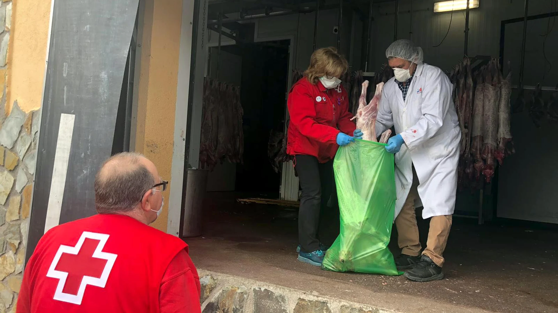 UPA-Ávila dona 80 cabritos a Cruz Roja para que se repartan entre residencias de ancianos de la provincia abulense
