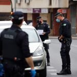 Agentes de la policía local en Córdoba en un control de seguridad