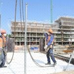Dos trabajadores del sector de la construcción de Burgos en su retorno a la actividad