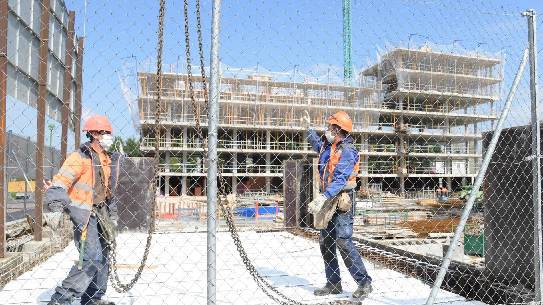Dos trabajadores del sector de la construcción de Burgos en su retorno a la actividad