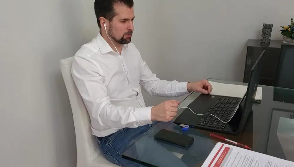 Luis Tudanca responde a las preguntas de los periodistas