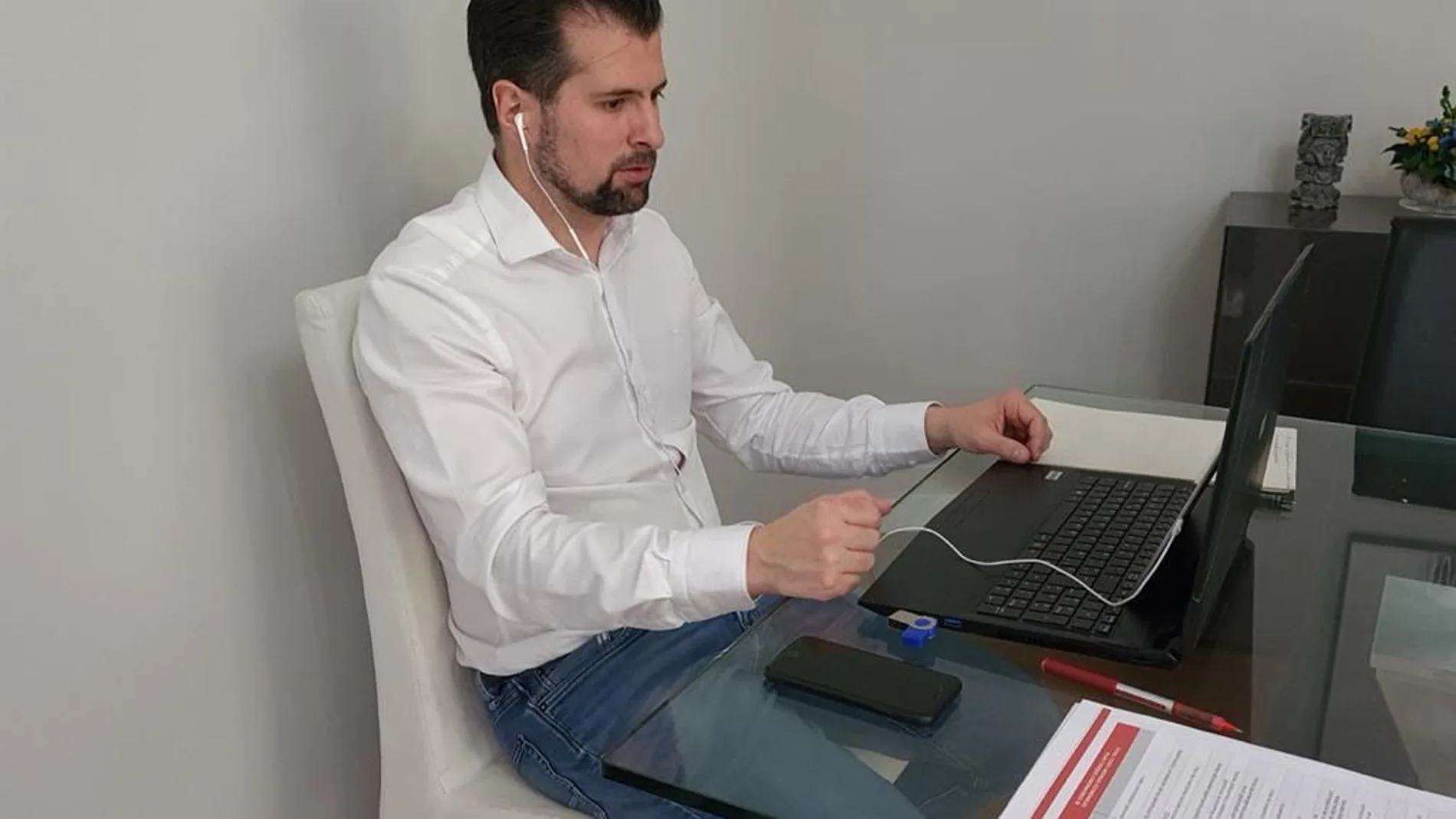 Luis Tudanca responde a las preguntas de los periodistas