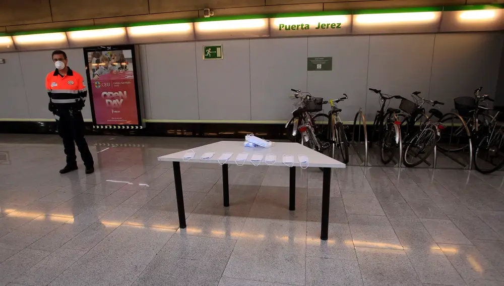 Reparto de mascarillas en el Metro de Sevilla