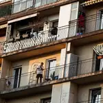 Vecinos del barrio de Amara de San Sebastián han salido a sus balcones este lunes, como cada día a las 20h, para agradecer a los servicios de urgencias su trabajo en la quinta semana de confinamiento por la alerta sanitaria