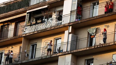Vecinos del barrio de Amara de San Sebastián han salido a sus balcones este lunes, como cada día a las 20h, para agradecer a los servicios de urgencias su trabajo en la quinta semana de confinamiento por la alerta sanitaria