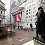 Imagen de la zona de Wall Street completamente vacía vista desde la estatua de George Washington