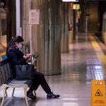 Una mujer espera en una estación en Palma