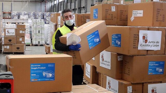 Un operario prepara material sanitario y de protección en el almacén general COVID-19 de la Junta de Castilla y León en Valladolid para ser distribuido por las diferentes provincias de la Comunidad