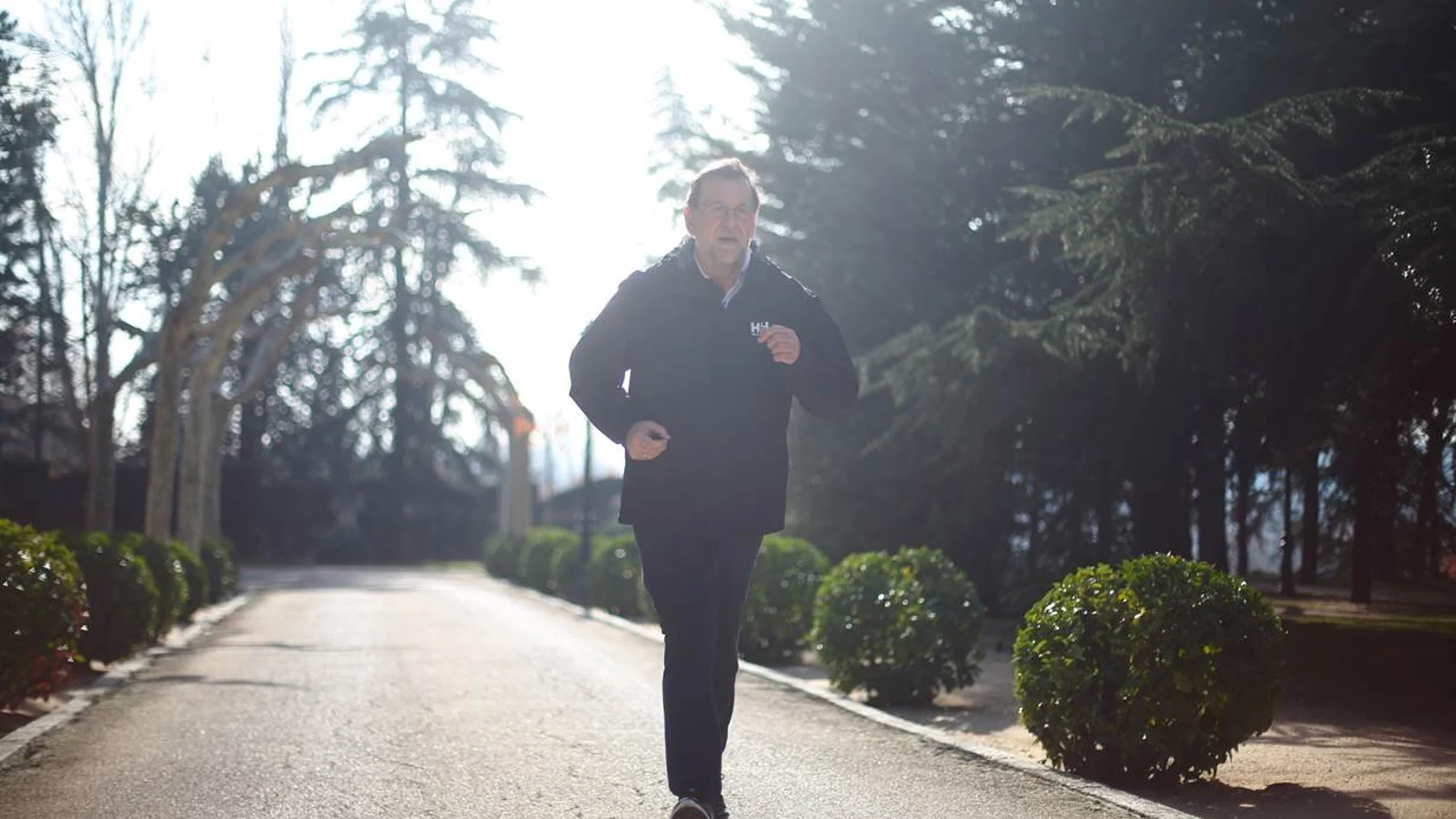 El ex presidente del Gobierno, Mariano Rajoy, en uno de sus paseos matutinos cuando era líder del Ejecutivo, en La Moncloa
