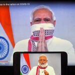 El primer ministro de India Narendra Modi apareció con una bufanda con la que se tapaba la nariz y la boca en su discurso a la nación en el que anunció una extensión del encierro