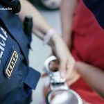 En la imagen, un mosso detiene a un hombreMOSSOS D'ESQUADRA14/04/2020