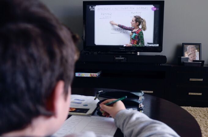 Un niño sigue desde el televisor de su casa, la programación educativa del canal CLAN de RTVE