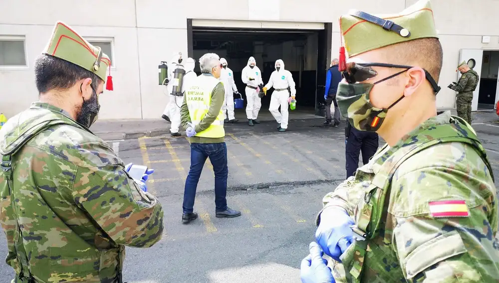 La Legión realiza tareas de desinfección en el Puerto