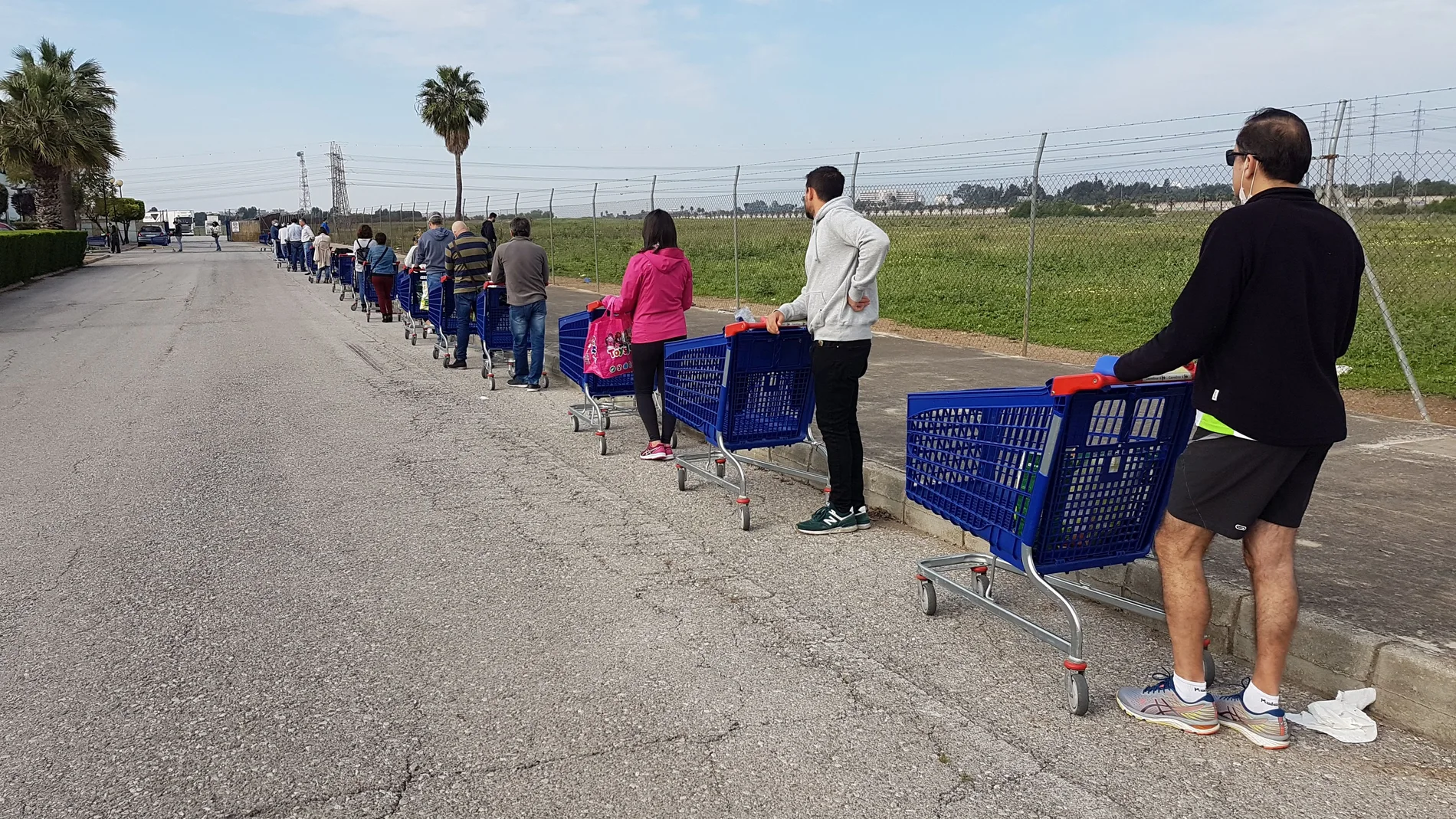 Las colas en los supermercados e hipermercados siguen siendo habituales