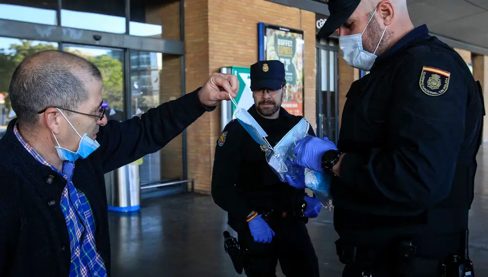 El Cuerpo Nacional de Policía reparte mascarillas en la estación de Santa Justa de Sevilla