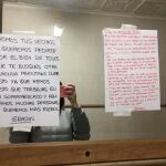 Cartel en un portal contra un vecina