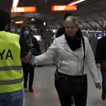 Un voluntario de la DYA entrega mascarilla en el metro de Bilbao