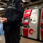 Reparto de mascarillas en el transporte público de Valencia