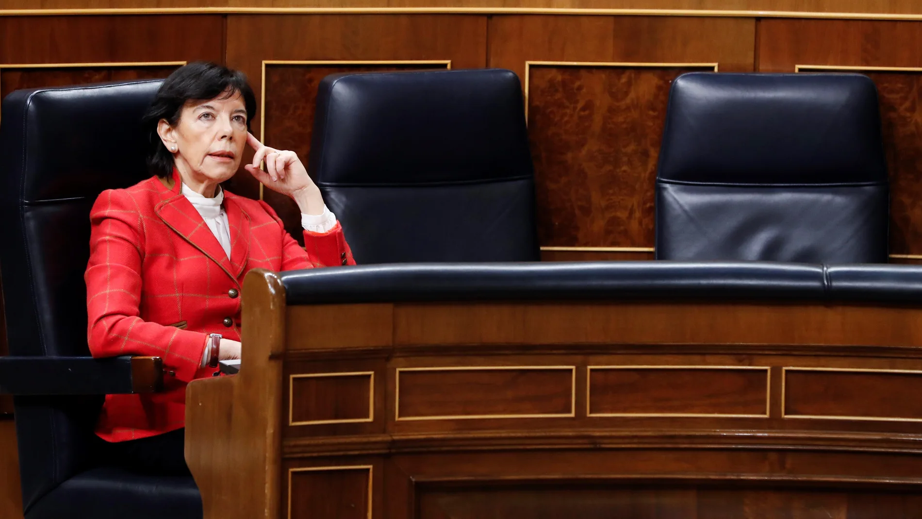 La ministra de Educación, Isabel Celaá durante la primera sesión de control al Ejecutivo celebrada en el Congreso