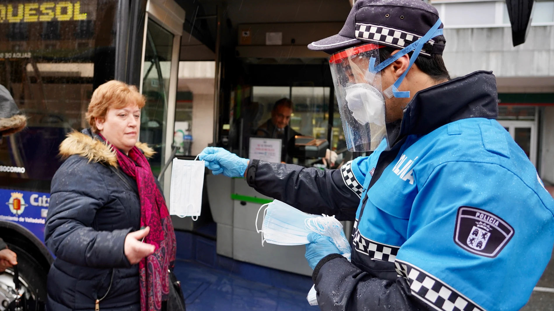 Reparto de mascarillas en los autobuses urbanos de Valladolid