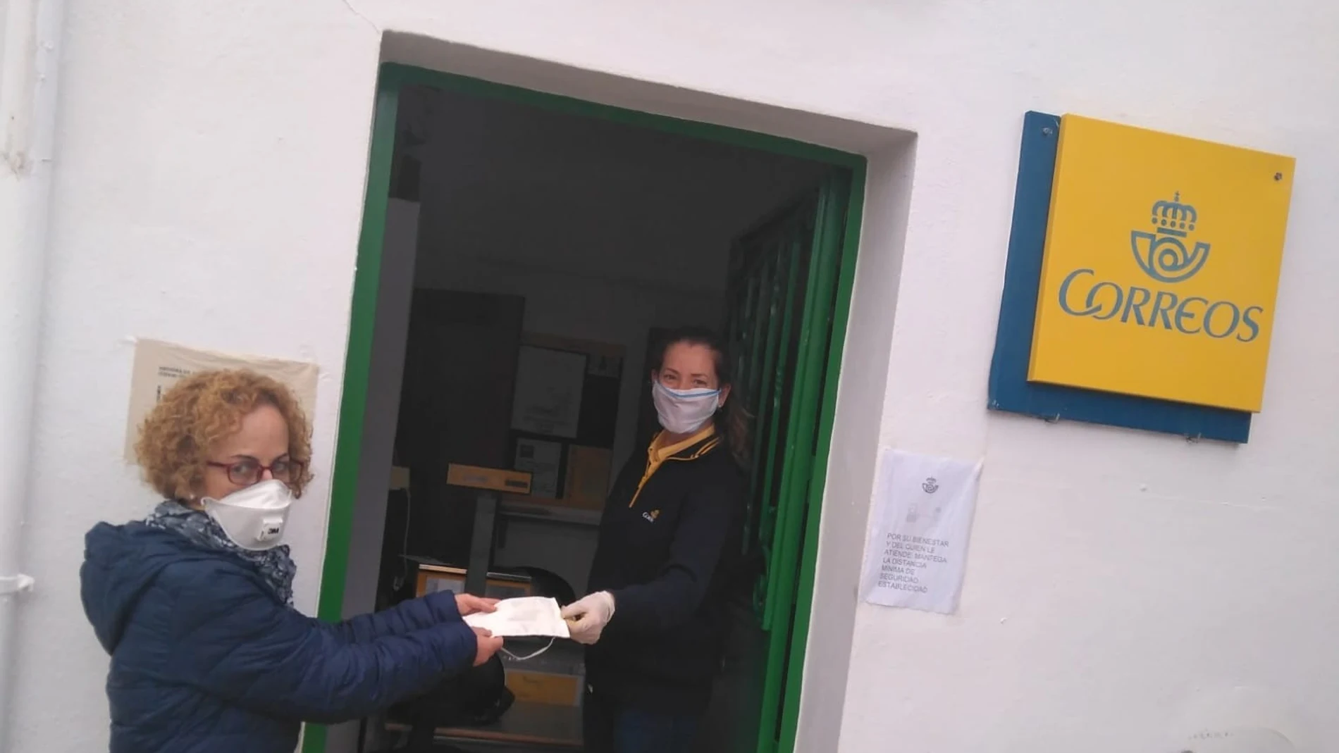 Coronavirus.- Correos colabora para que vecinos de Almería y Málaga dispongan de mascarillas de protección