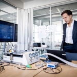 El primer ministro, Mark Rutte, visita la Universidad en la que un grupo de estudiantes están desarrollando un nuevo tipo de respirador