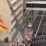Los bomberos de Valencia, a instancias del Ayuntamiento, desplegaron el miércoles una senyera en el Hospital Clínico para animar a pacientes y sanitarios. El Consell ha decretado que las banderas ondeen el domingo a media astaBOMBERS AJUNTAMENT VALÈNCIA15/04/2020