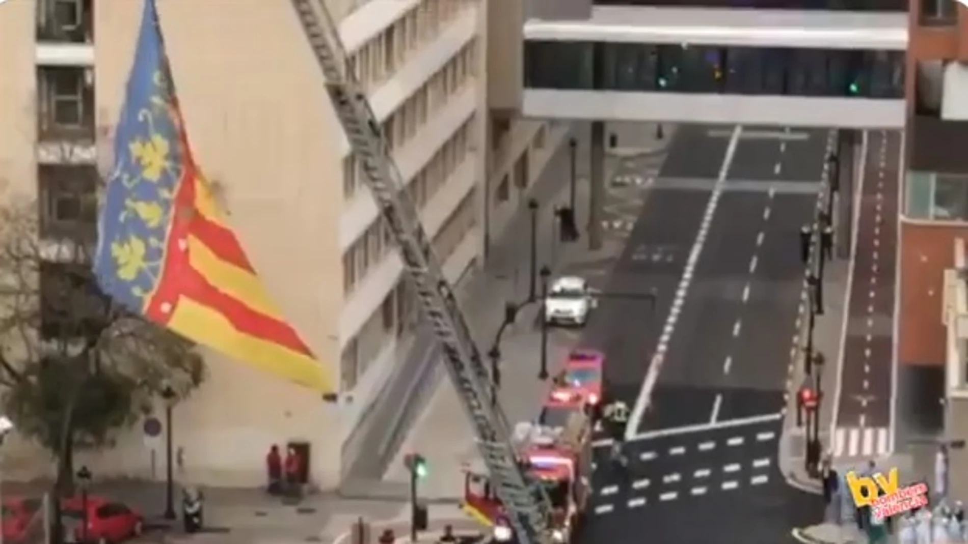 Coronavirus.- Bomberos de València despliegan una senyera en el Hospital Clínico para animar a pacientes y sanitarios