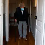 El doctor Christian Chenay, 98 años, lleva su mascarilla protectora al llegar a su consulta en un suburbio de París