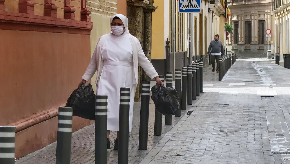 Una monja se dirige a tirar la basura, una de las excepciones contempladas para salir del confinamiento