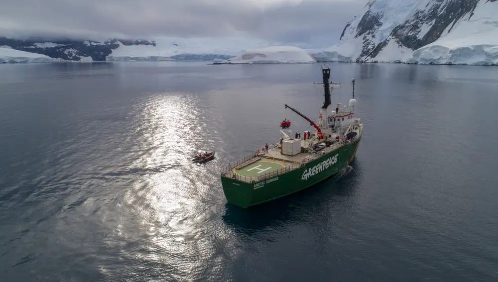 A submarine being launched from Greenpeace ship the Arctic Sunrise outside the coast off Brabant Island, Palmer Archipelago, Antarctic.Greenpeace is conducting research of the seafloor to identify Vulnerable Marine Ecosystems, which will strengthen the case for the largest protected area on the planet, an Antarctic Ocean Sanctuary.