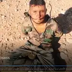 Captura de un vídeo publicado esta semana por Isis en la que se ve a un prisionero con un artefacto explosivo entre sus piernas instantes de ser asesinado mediante la deflagración de la bomba