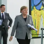  Así defiende un futbolista alemán a Angela Merkel