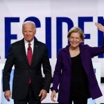El ex vicepresidente Joe Biden con su antigua rival, la senadora Elisabeth Warren