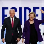 El ex vicepresidente Joe Biden con su antigua rival, la senadora Elisabeth Warren