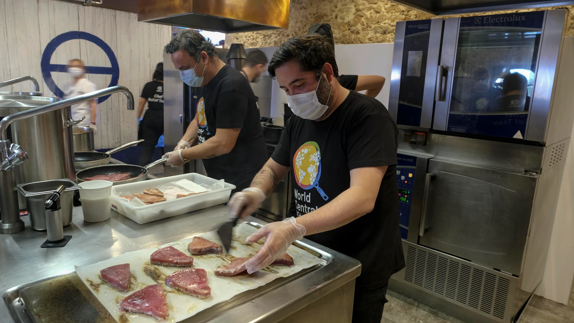 Ángel León y Juanlu Fernández cocinan para los más desfavorecidos en Aponiente