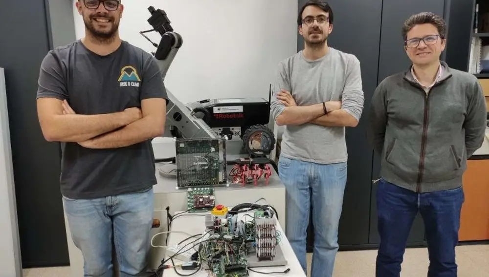 El equipo de investigación de las universidades de Sevilla y Cádiz que ha desarrollado el modelo robótico