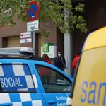 Vehiculos del Samur Social junto al hotel Holiday Inn Madrid-Las Tablas que acogerá a personas sin hogar con síntomas leves de coronavirus.AYUNTAMIENTO DE MADRID15/04/2020