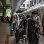 -FOTODELDÍA- PIL01. PEKÍN (CHINA), 15/04/2020.- Decenas de pasajeros llegados de Wuhan aguardan en fila, este miércoles en una estación de tren de Pekín (China). Viajar a Pekín desde Wuhan, cuna del brote de coronavirus, no es tarea sencilla: las plazas de la única línea de tren autorizada están limitadas, y a la llegada a la capital aguarda un vehículo que traslada al viajero al domicilio u hotel en el que estará aislado 14 días. EFE/ Roman Pilipey